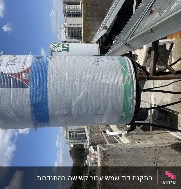 דוד שמש מותקן על גג עם צינורות מחוברים